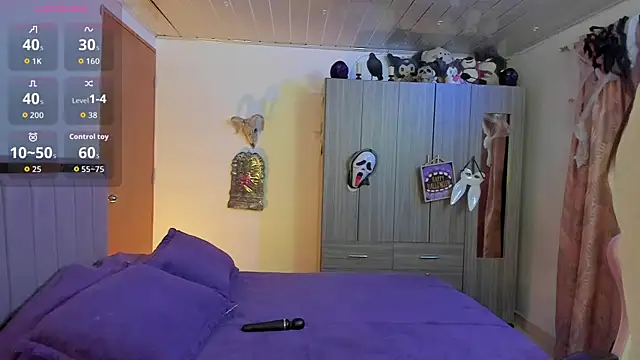 Snapshot of Kayla_foxxy chatting on 10.31.25 Kayla foxxy online show from 10.31.25