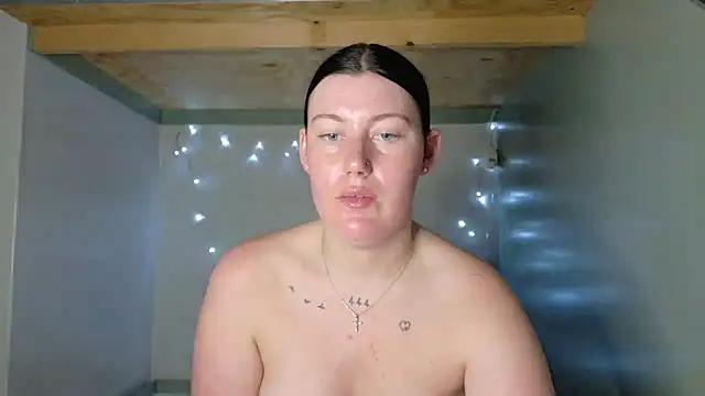 Snapshot of C1eopatra chatting on 11.29.25 C1eopatra online show from 11.29.25