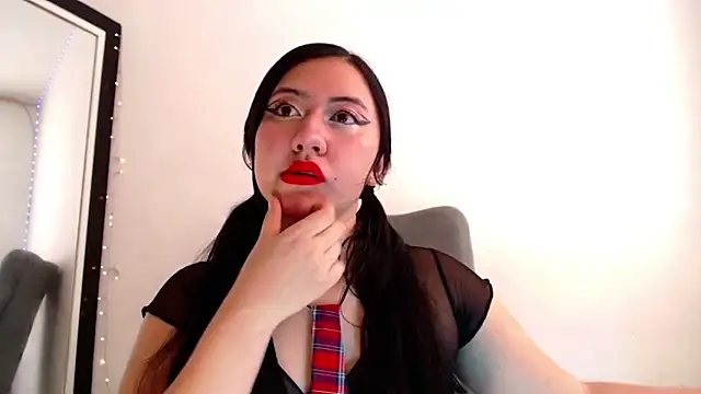 Snapshot of LuciaTomson chatting on 02.25.26 LuciaTomson online show from 02.25.26