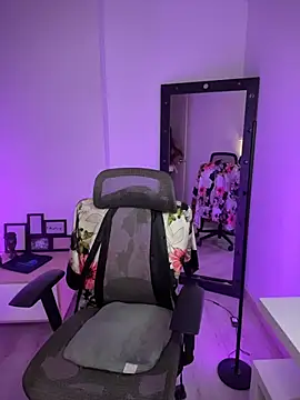 Snapshot of evangeline_ch chatting on 11.28.25 evangeline ch online show from 11.28.25