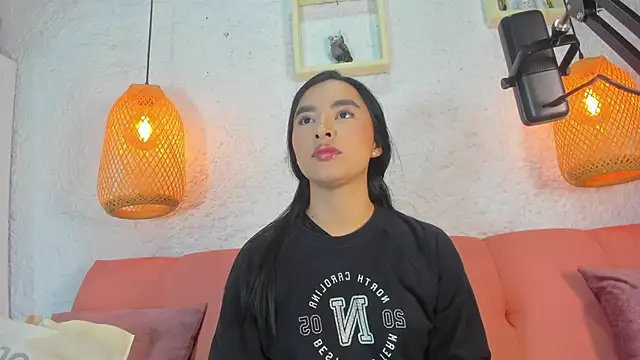 Snapshot of emiily_s chatting on 11.15.25 emiily s online show from 11.15.25