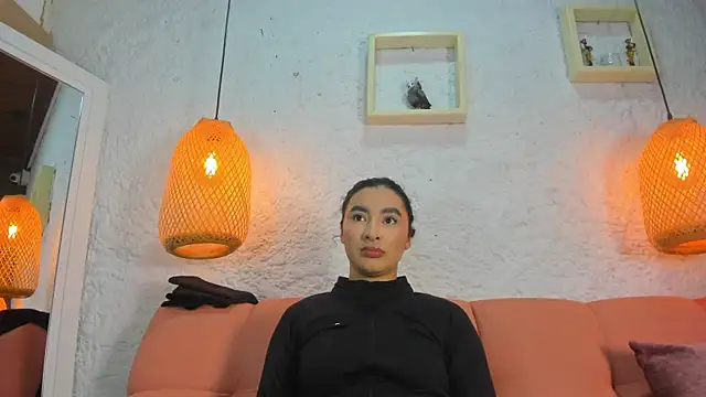 Snapshot of emiily_s chatting on 12.04.25 emiily s online show from 12.04.25