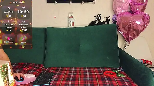 Snapshot of FoxLoveBasik chatting on 12.26.24 FoxLoveBasik online show from 12.26.24