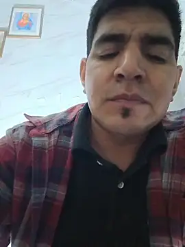 Snapshot of latino17 chatting on 11.16.25 latino17 online show from 11.16.25