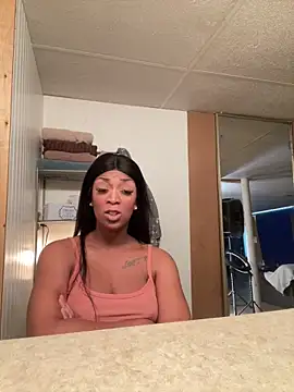 Snapshot of KLoveeee chatting on 10.27.25 KLoveeee online show from 10.27.25