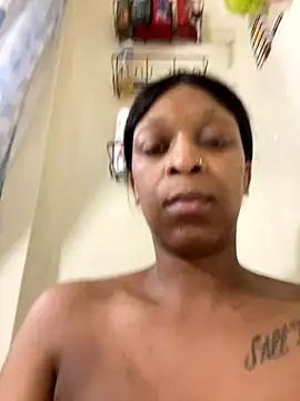 Snapshot of KLoveeee chatting on 11.18.25 KLoveeee online show from 11.18.25