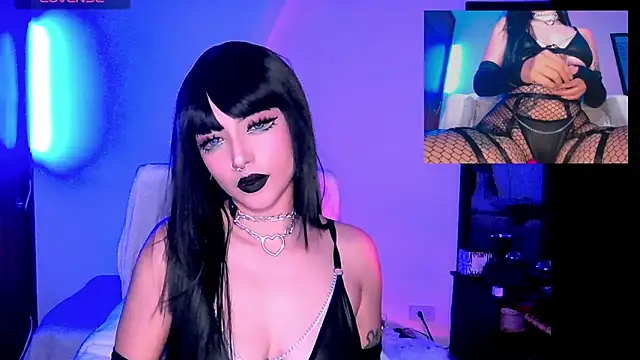 Snapshot of HollyDominic chatting on 02.28.25 HollyDominic online show from 02.28.25