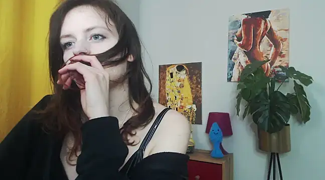 Snapshot of juicyNadine chatting on 02.21.25 juicyNadine online show from 02.21.25