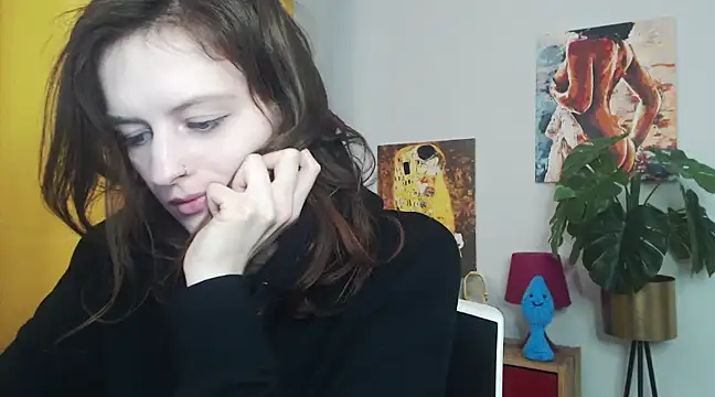 Snapshot of juicyNadine chatting on 03.18.25 juicyNadine online show from 03.18.25