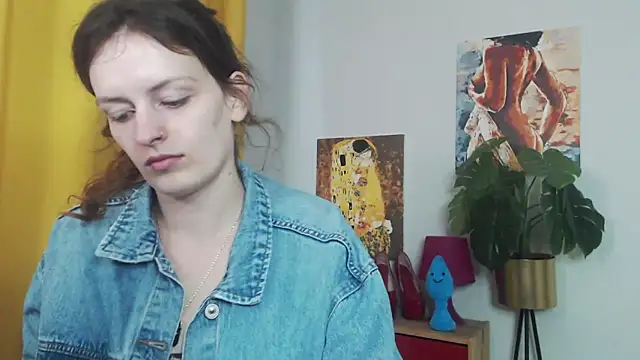 Snapshot of juicyNadine chatting on 09.10.25 juicyNadine online show from 09.10.25