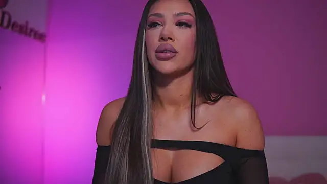 Snapshot of NatyDesiree chatting on 03.18.25 NatyDesiree online show from 03.18.25