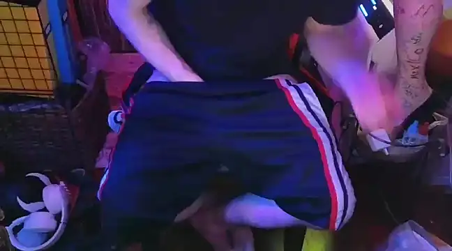 pantslesstraveler plt online show from 01.30.25