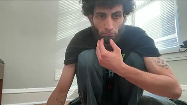 pantslesstraveler plt online show from 10.08.25