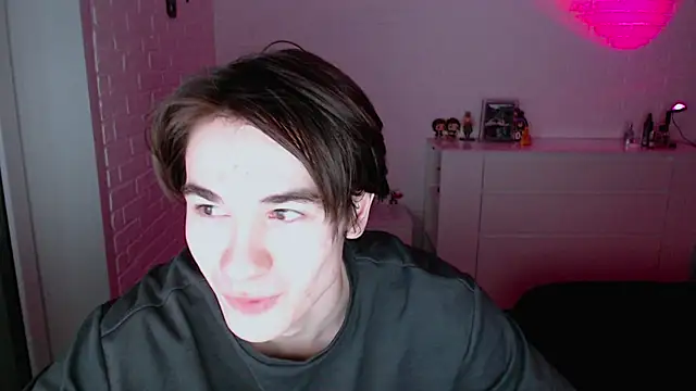 Snapshot of MarkusDean chatting on 11.04.25 MarkusDean online show from 11.04.25