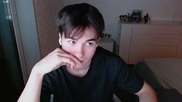 Snapshot of MarkusDean chatting on 11.25.25 MarkusDean online show from 11.25.25