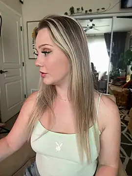 Snapshot of lexi_luv chatting on 02.06.25 lexi luv online show from 02.06.25