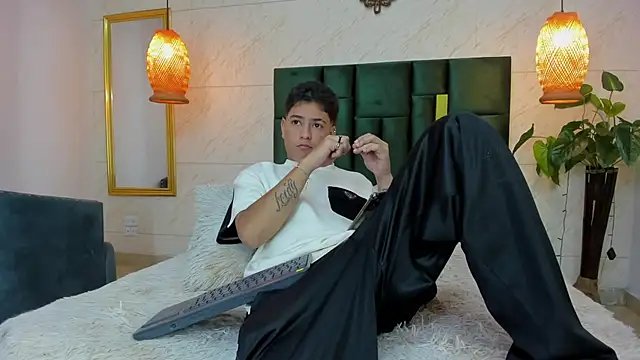 Snapshot of Levy_Steve chatting on 09.19.25 Levy Steve online show from 09.19.25