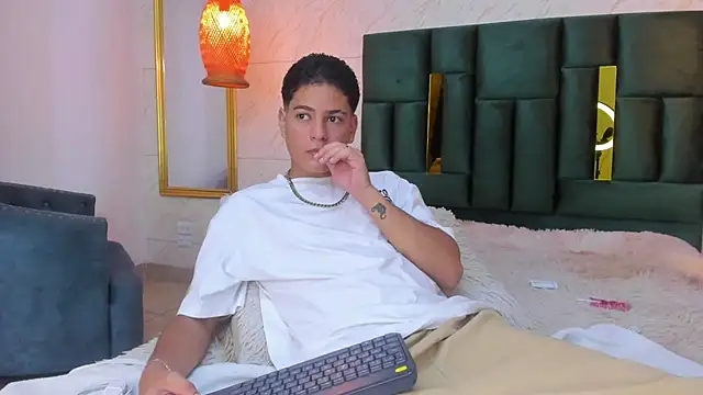 Snapshot of Levy_Steve chatting on 10.19.25 Levy Steve online show from 10.19.25