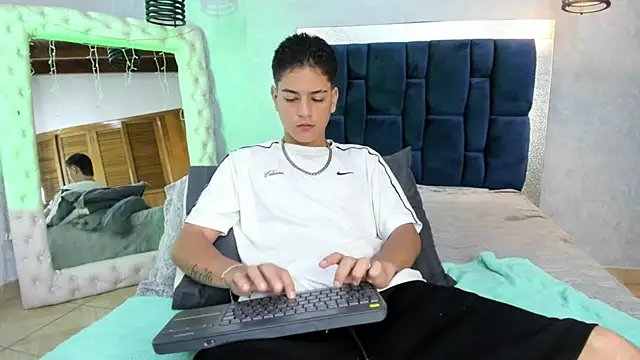 Snapshot of Levy_Steve chatting on 11.21.25 Levy Steve online show from 11.21.25