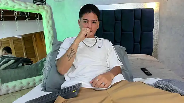 Snapshot of Levy_Steve chatting on 11.22.25 Levy Steve online show from 11.22.25