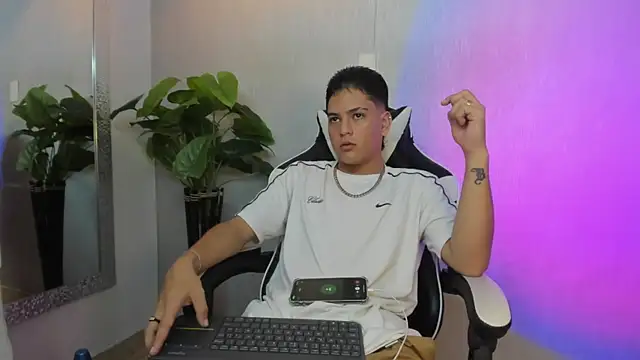 Snapshot of Levy_Steve chatting on 11.24.25 Levy Steve online show from 11.24.25