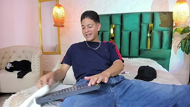 Snapshot of Levy_Steve chatting on 11.30.25 Levy Steve online show from 11.30.25