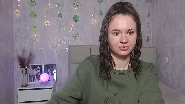 Snapshot of KaraCriegs chatting on 03.19.25 KaraCriegs online show from 03.19.25