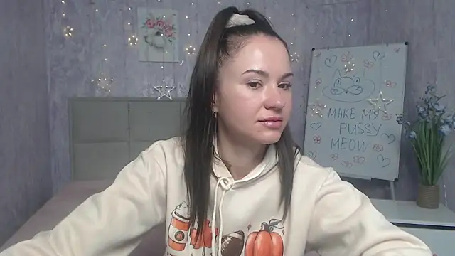 Snapshot of KaraCriegs chatting on 09.27.25 KaraCriegs online show from 09.27.25