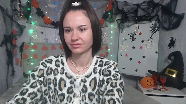 Snapshot of KaraCriegs chatting on 10.26.25 KaraCriegs online show from 10.26.25