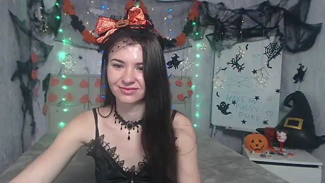 Snapshot of KaraCriegs chatting on 10.29.25 KaraCriegs online show from 10.29.25