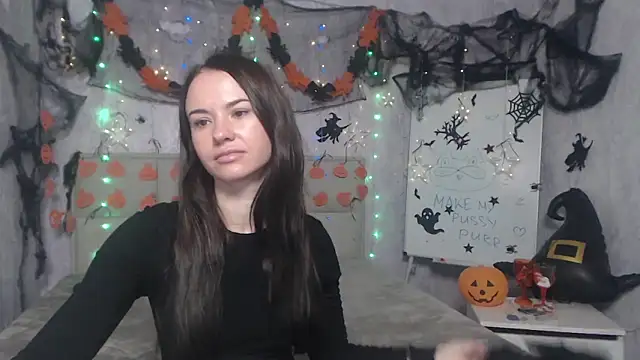 Snapshot of KaraCriegs chatting on 10.31.25 KaraCriegs online show from 10.31.25