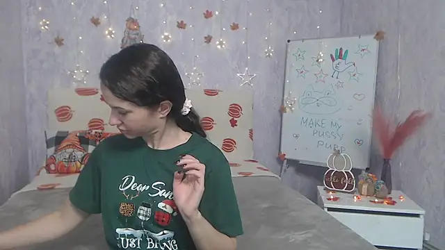 Snapshot of KaraCriegs chatting on 11.25.25 KaraCriegs online show from 11.25.25