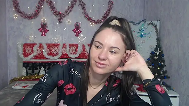 Snapshot of KaraCriegs chatting on 12.13.25 KaraCriegs online show from 12.13.25