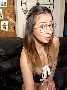 Snapshot of An_g_elly chatting on 11.15.25 An g elly online show from 11.15.25