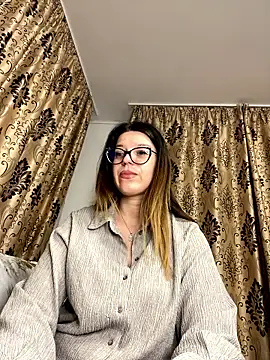 Snapshot of NadiraNoor chatting on 11.17.25 NadiraNoor online show from 11.17.25