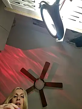 Snapshot of Ina_HotX chatting on 12.17.24 Ina HotX online show from 12.17.24