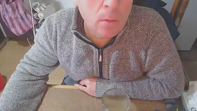 Snapshot of zerx40 chatting on 12.18.25 zerx40 online show from 12.18.25