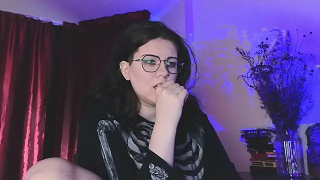 Laura Karamazov online show from 12.21.24