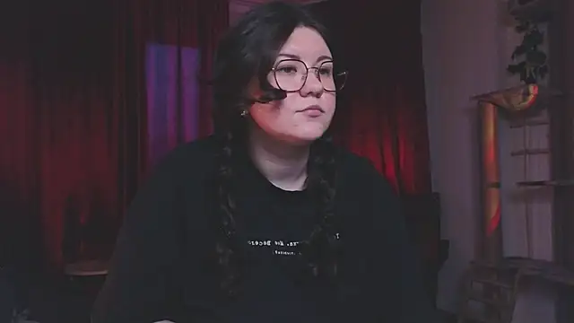 Laura Karamazov online show from 03.08.25