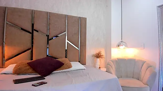 Martinaa Jones  online show from 11.01.25