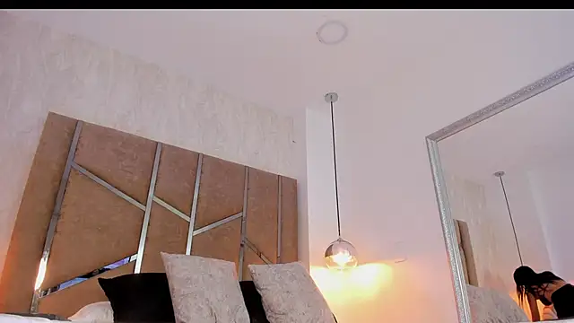 Martinaa Jones  online show from 12.17.25