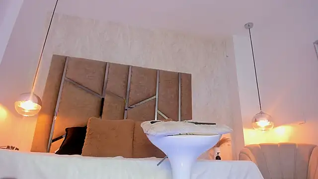 Martinaa Jones  online show from 01.12.26