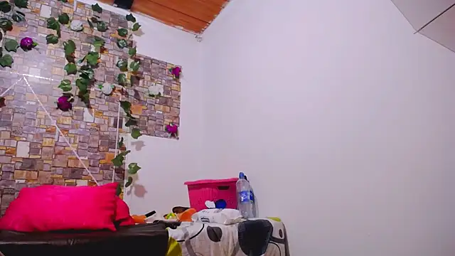 Snapshot of MaidenGame chatting on 12.18.25 MaidenGame online show from 12.18.25