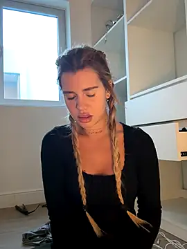 EmiliaCatalina online show from 11.06.25