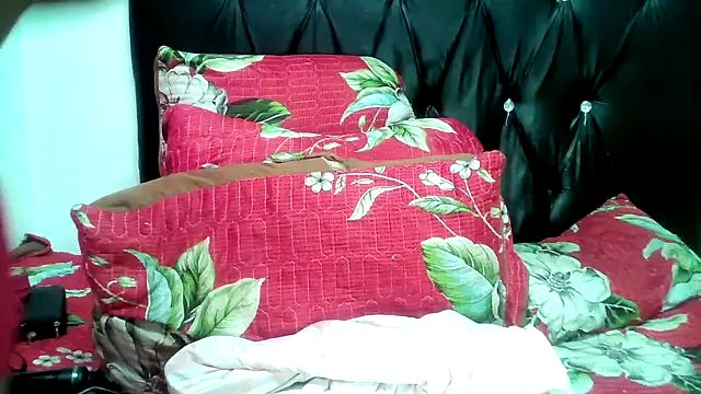 Snapshot of Hotxchickk chatting on 12.21.25 Hotxchickk online show from 12.21.25