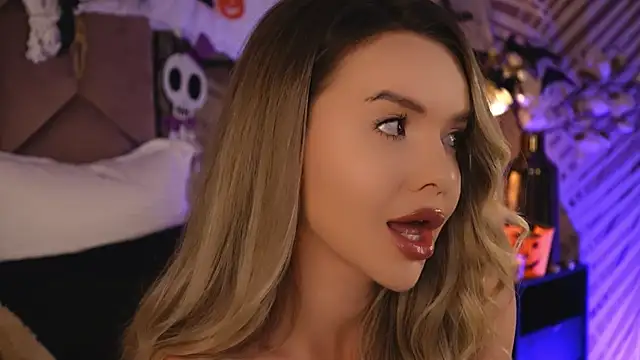 Snapshot of KatyaBelle chatting on 10.27.25 KatyaBelle online show from 10.27.25