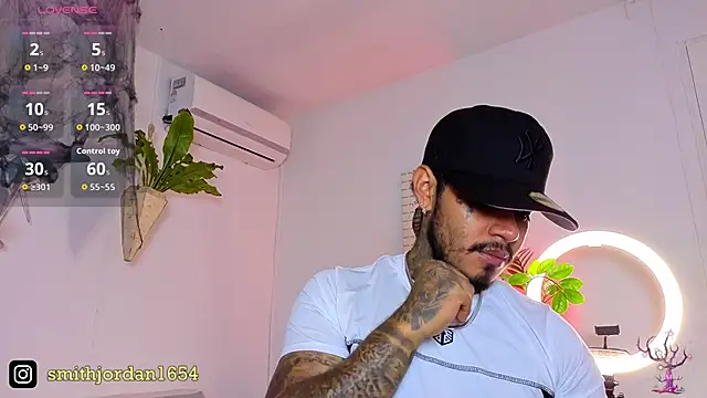 Snapshot of JordanSmiith_ chatting on 10.28.25 JordanSmiith online show from 10.28.25