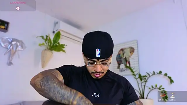 Snapshot of JordanSmiith_ chatting on 12.17.25 JordanSmiith online show from 12.17.25