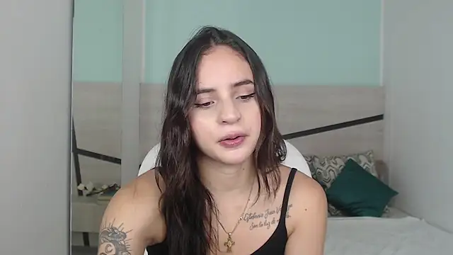 Snapshot of heidy_hoiss chatting on 12.21.24 heidy hoiss online show from 12.21.24