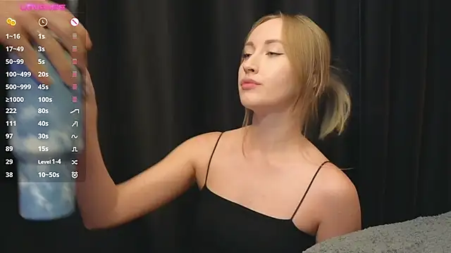 Snapshot of luxmuur chatting on 10.18.25 luxmuur online show from 10.18.25